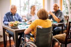 PERSONNES AGEES ET HANDICAPEES A TABLE