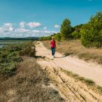 randonneuse au bord de l'étang de Doul, dans l'Aude