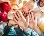mains jointes en signe de solidarité