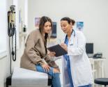 Jeune femme en consultation avec un médecin femme