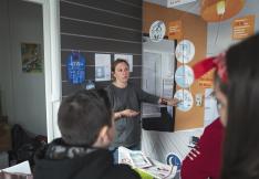 conseillère du slime de l'Aude expliquant les astuces pour faire des économies d'énergie.