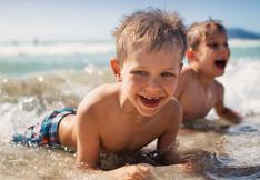 deux enfants s'amusant dans l'eau