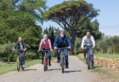 inauguration des sentiers vtt à fleury dans l'aude. Personnes faisant du vtt
