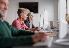 Seniors en train de prendre des cours d'informatique
