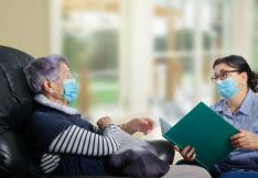Séance de lecture pour un senior dans un ehpad.
