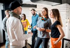 PERSONNES QUI DISCUTENT LORS D'UN FORUM