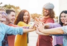 jeunes joignant leurs mains