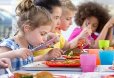 Fillette mangeant à la cantine