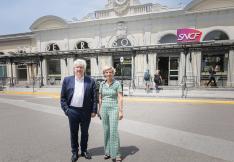 La présidente du Département de l'Aude Hélène Sandragné et le président de Carcassonne Agglo Régis Banquet devant la gare SNCF de Carcassonne.