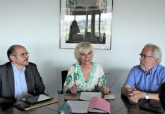 Le président de Réseau solidarité eau 11, André Viola, aux côtés de la présidente du Département Hélène Sandragné et de son premier vice-président  délégué aux solidarités territoriales, Hervé Baro.