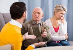 couples de seniors qui discute avec un médiateur familial