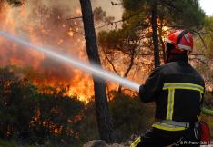 Sapeur-pompier de l'Aude faisant face à un incendie