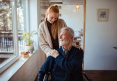 ACCUEIL FAMILIAL - PERSONNE AGEE ET PERSONNE HANDICAPÉE SOUTENUE PAR UNE JEUNE FEMME