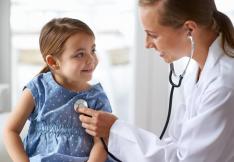 Consultation médicale, un médecin ausculte une fillette