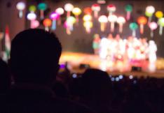 des spectateurs devant une scène de théâtre