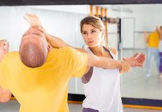 Jeune femme pratiquant le krav maga