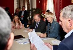 Thierry Bonnier, préfet de l'Aude, et Hélène Sandragné, présidente du Département de l'Aude, signataire aux côtés des partenaires.