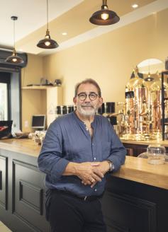 Alphonse Caravaca, président des Compagnons de Prosper Montagné photographié dans un restaurant audois