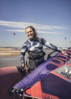 Marion Mortefon, championne du monde de planche à voile PWA en slalom photographiée dans une plage de l'Aude