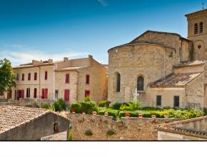 Vue sur une rue de village avec une eglise