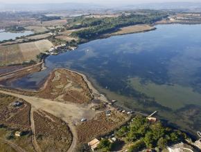 vue aerienne d'un etang avec des champs autour