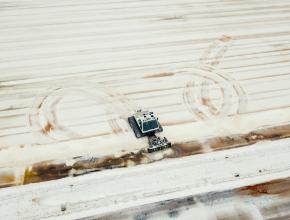 une machine au milieu d'un champ blanc