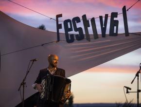 un musicien joue de l'acordeon
