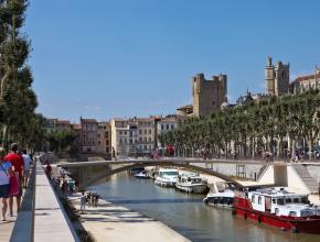 un canal en ville avec des bateaux