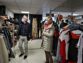 Boutique de vente de vêtements d'occasion, association Le parchemin