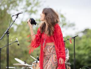 Première représentation de Un été, 100 spectacles