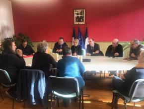 Travaux suite aux inondations de janvier 2020 secteur d'Axat dans l'Aude. Rencontre d'André Viola, président du conseil départemental de l'Aude avec les maires des communes sinistrées.