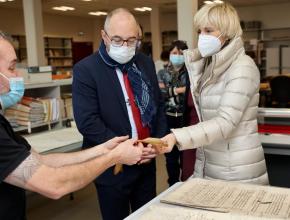 La présidente du département de l'aude Hélène Sandragné et le préfet Thierry Bonnier aux archives départementales