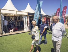 Hélène Sandragné au Défi wind 2022 à Gruissan accompagnée de Patrick François et Jean-Luc Durand.