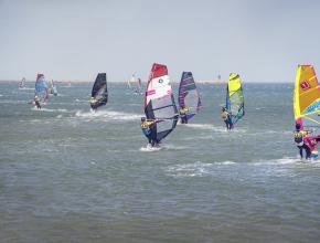windsurfeurs au large de Gruissan pour le Defi Wind 2022