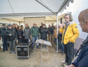 Les différents acteurs, dont le vice-président en charge de la transition écologique Francis Morlon (en veste jaune), ont inauguré les travaux d'extension de la station de pompage de la plaine de Livière.