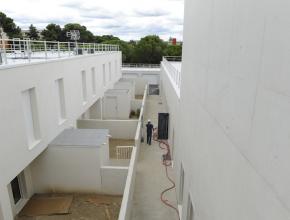 Des logements de fonctions et des salles de classe ont été construites au collège Alain.