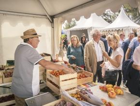 La présidente du Département de l'Aude Hélène Sandragné à la rencontre des maraîchers présents à Prom'Aude 2022.