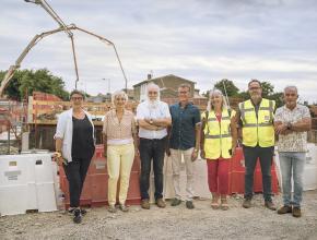 Hélène Sandragné et Tamara Rivel avec l'équipe du chantier du pont de Villegailhenc