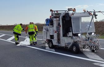 marquage au sol par les agents des routes du Département de l'Aude.