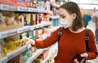 ETUDIANTE FAISANT SES COURSES MASQUÉE