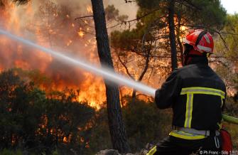 Sapeur-pompier de l'Aude faisant face à un incendie