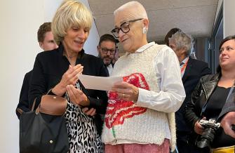 La présidente du Département de l'Aude Hélène Sandragné remet un courrier à la ministre déléguée à la Ruralité Françoise Gatel