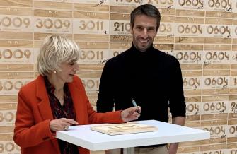 signature de la convention pour le passage de la flamme olympique dans l'Aude entre Hélène Sandragné et Tony Estanguet