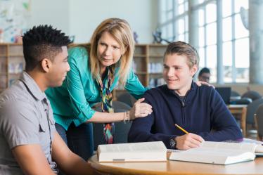 deux jeunes avec une éducatrice