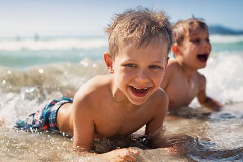 deux enfants s'amusant dans l'eau