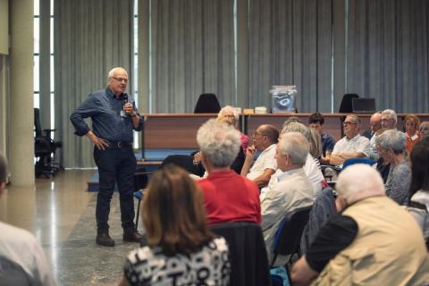 Jacques Galantus, président du CESE de l'Aude, se présente aux membres.