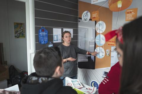 conseils de logement et consommation d'énergie donnés par une professionnelle.