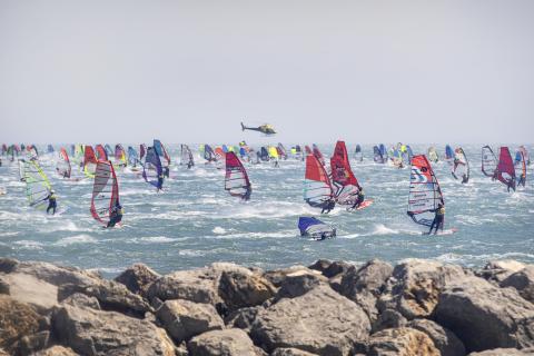 windsurfeurs au large de Gruissan pour le Defi Wind 2022