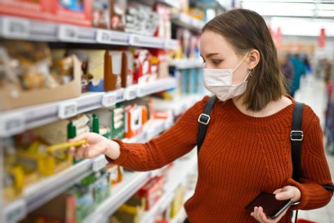 ETUDIANTE FAISANT SES COURSES MASQUÉE