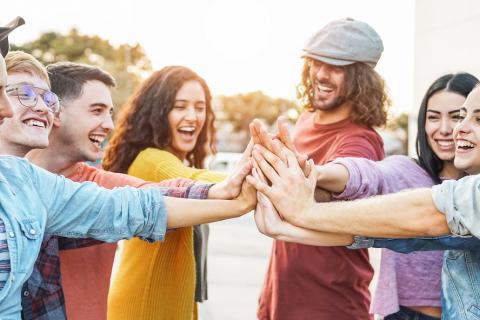 jeunes joignant leurs mains